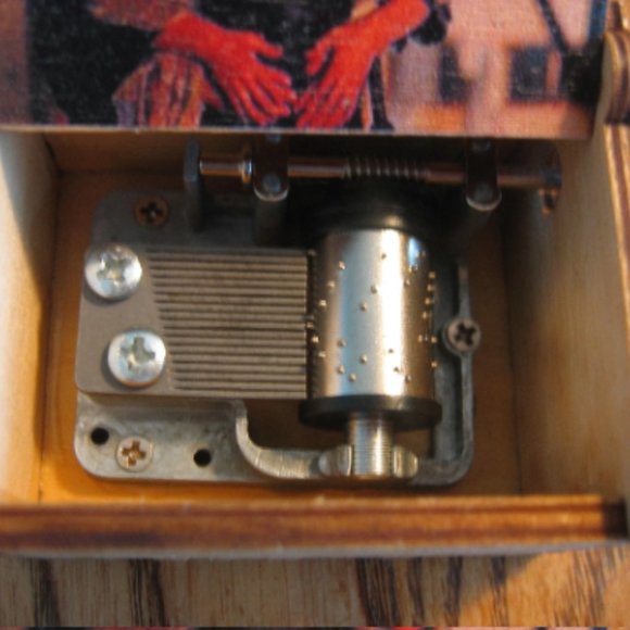 Mini TITANIC Hand Crank Music Box plays "My Heart Will Go On" Etched Wooden Box - Picture 7 of 8